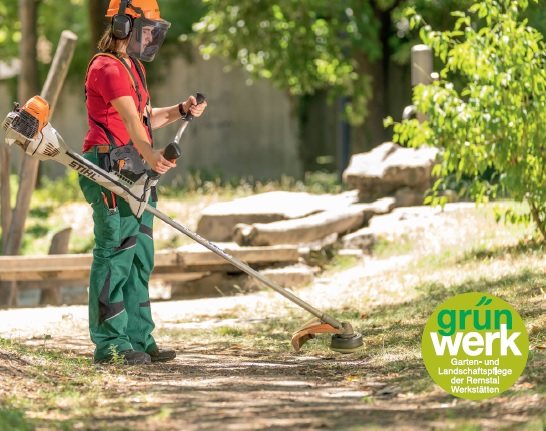 Eine Person bei der Gartenarbeit.