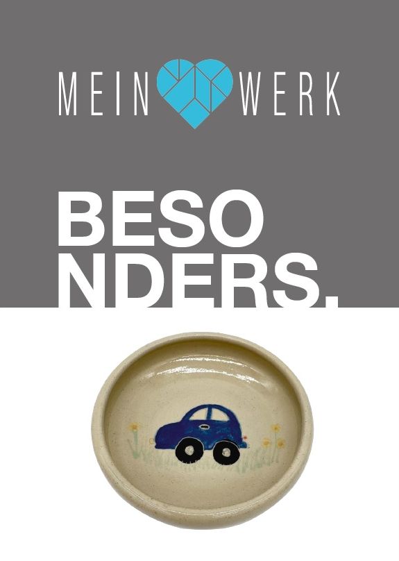 Eine Schale mit einem blauen Auto auf dem Grund – Töpferei – Postkarte MEINWERK – Vorderseite Eine Schale mit einem blauen Auto auf dem Grund – Töpferei – Postkarte MEINWERK – Vorderseite