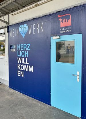 Eingangstür zum Gebäude der Remstal Werkstätten mit Werksverkauf in der Gottlob-Bauknecht-Straße 3 in 73614 Schorndorf